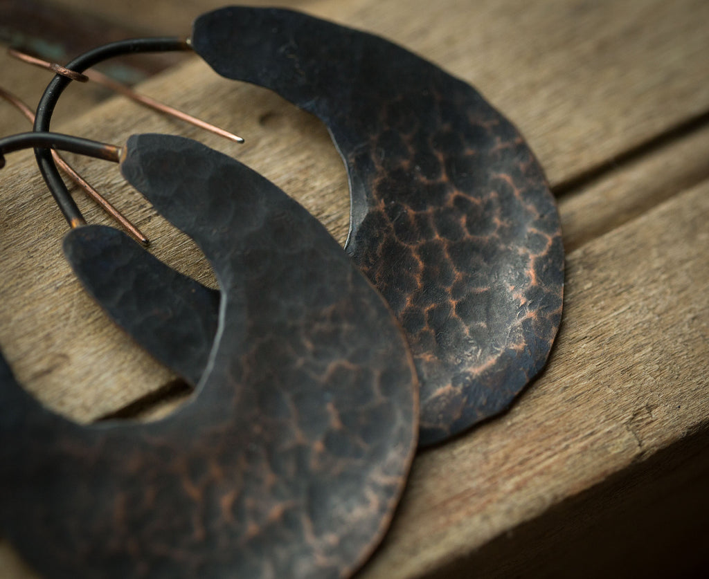 Młotkowane miedziane ciemne kolczyki w etnicznym stylu