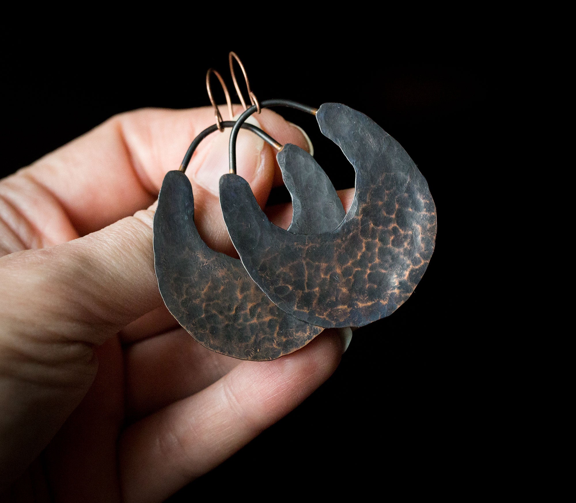 Młotkowane miedziane ciemne kolczyki w etnicznym stylu