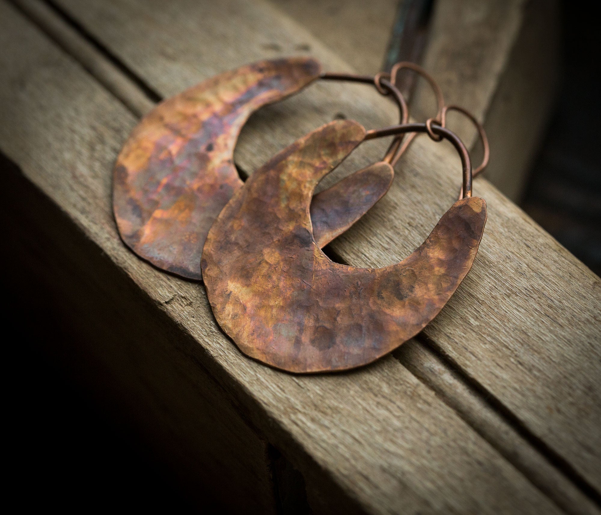 Młotkowane miedziane kolczyki w etnicznym stylu