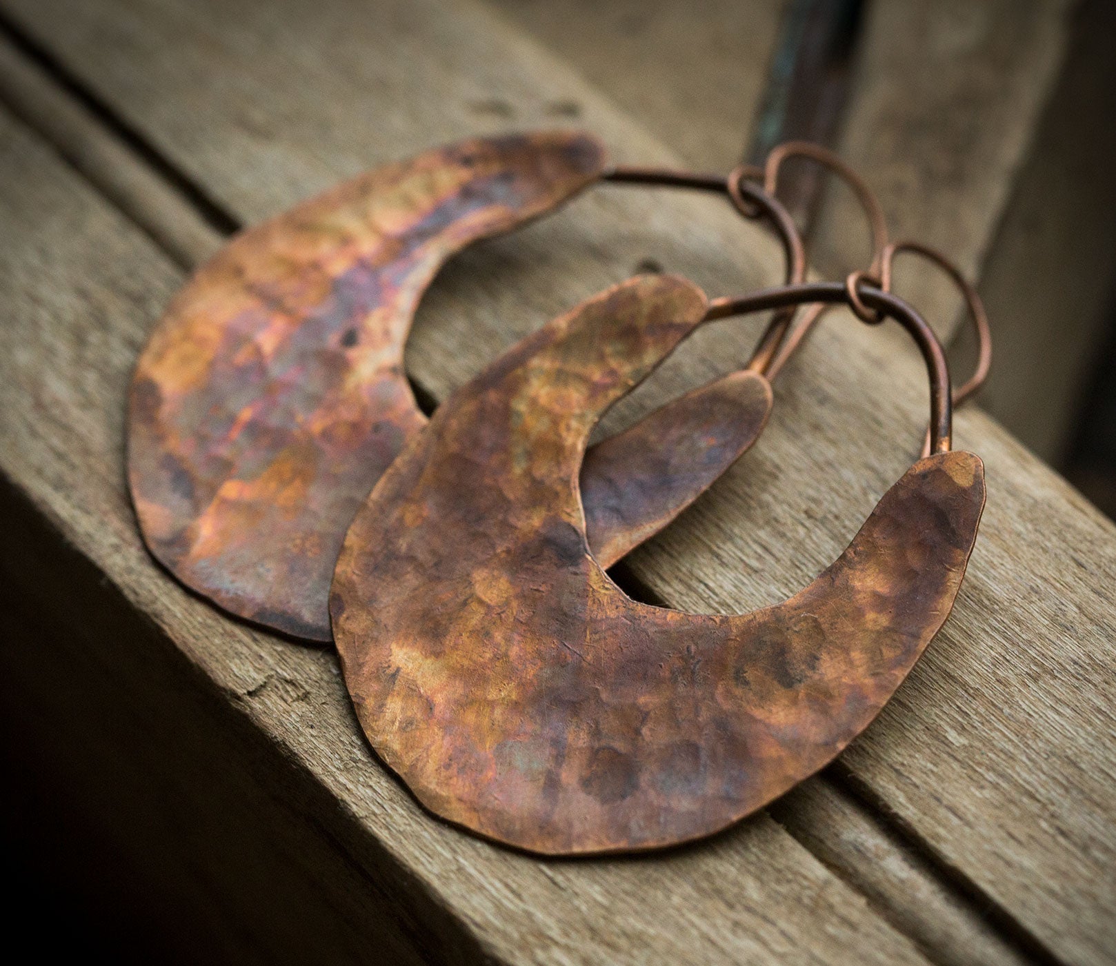 Młotkowane miedziane kolczyki w etnicznym stylu