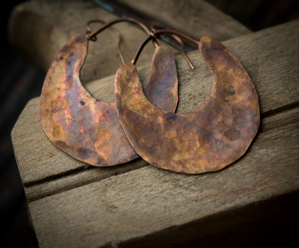 Młotkowane miedziane kolczyki w etnicznym stylu