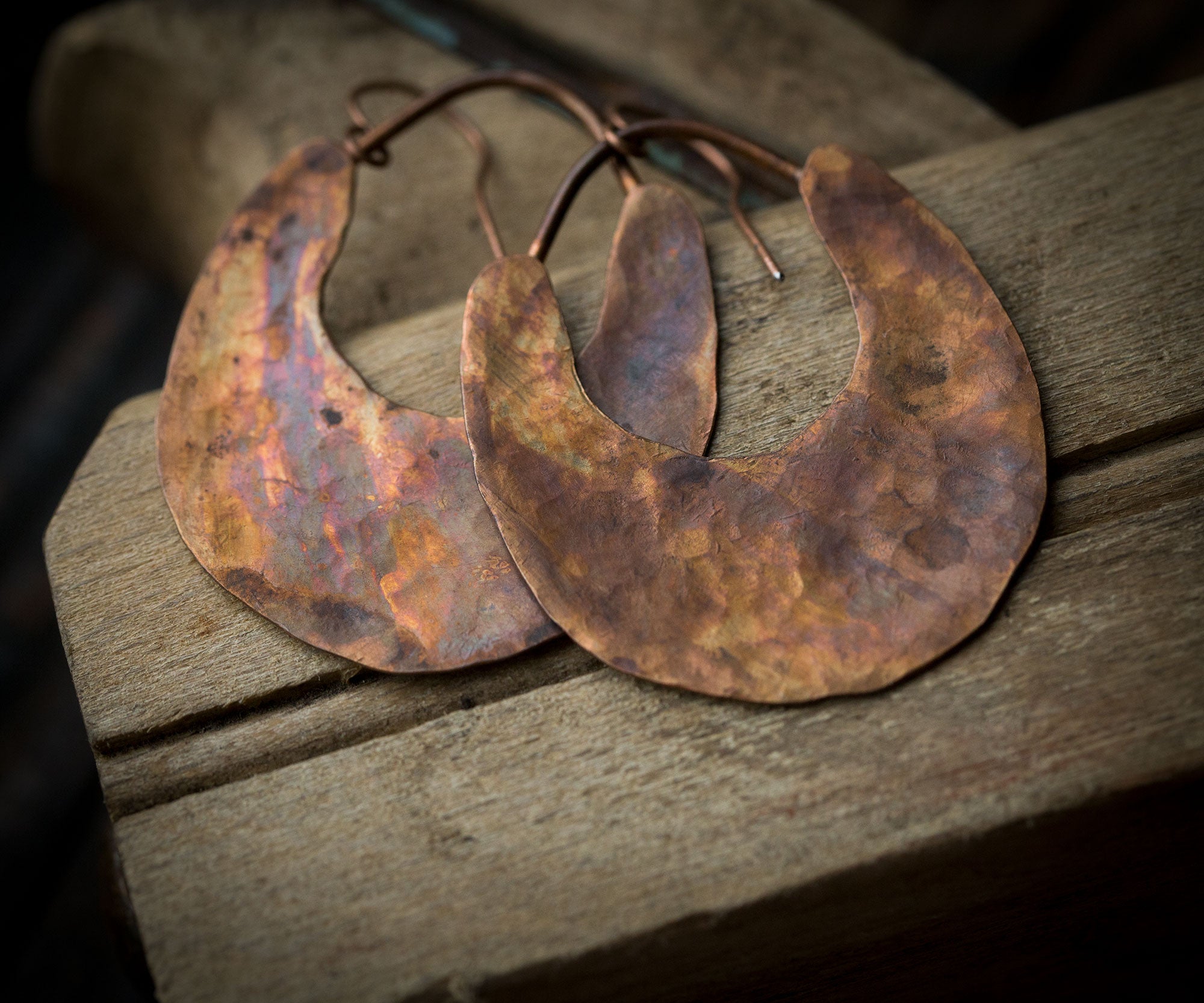 Młotkowane miedziane kolczyki w etnicznym stylu