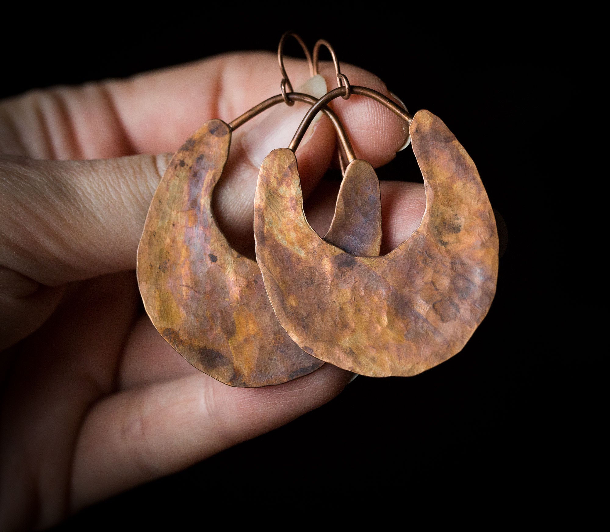 Młotkowane miedziane kolczyki w etnicznym stylu