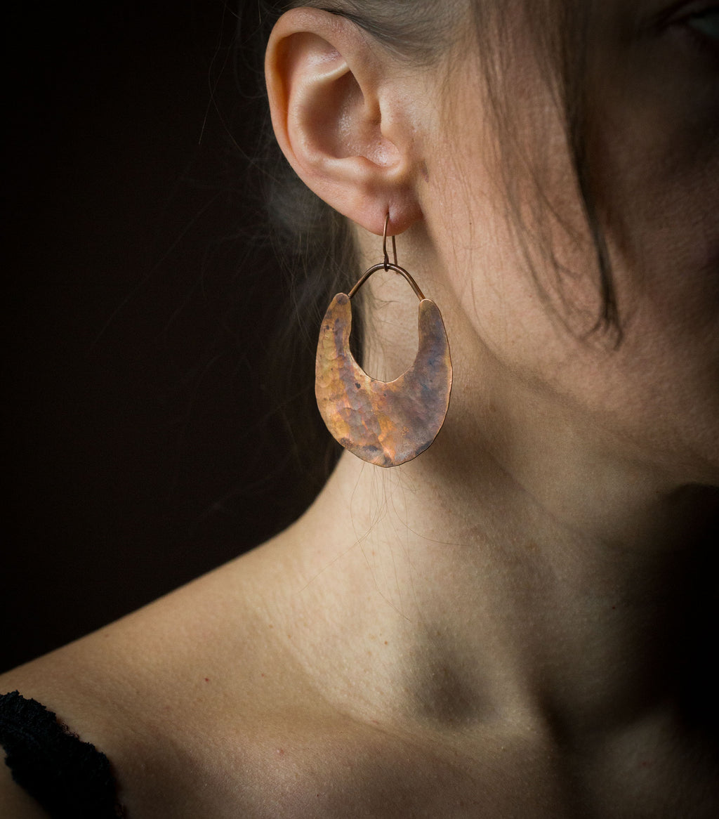 Młotkowane miedziane kolczyki w etnicznym stylu