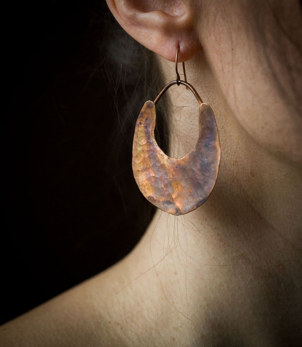 Młotkowane miedziane kolczyki w etnicznym stylu