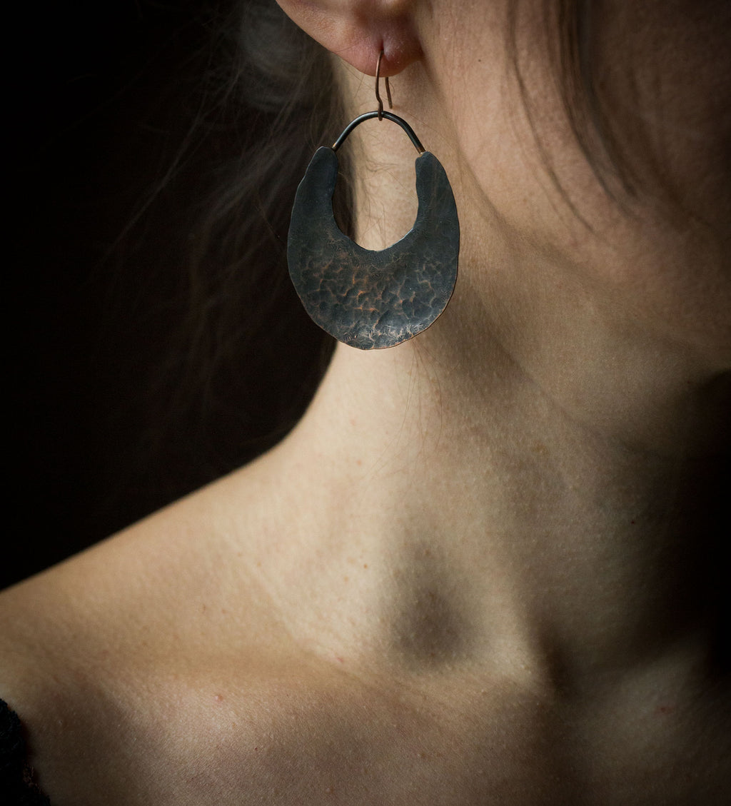 Młotkowane miedziane ciemne kolczyki w etnicznym stylu