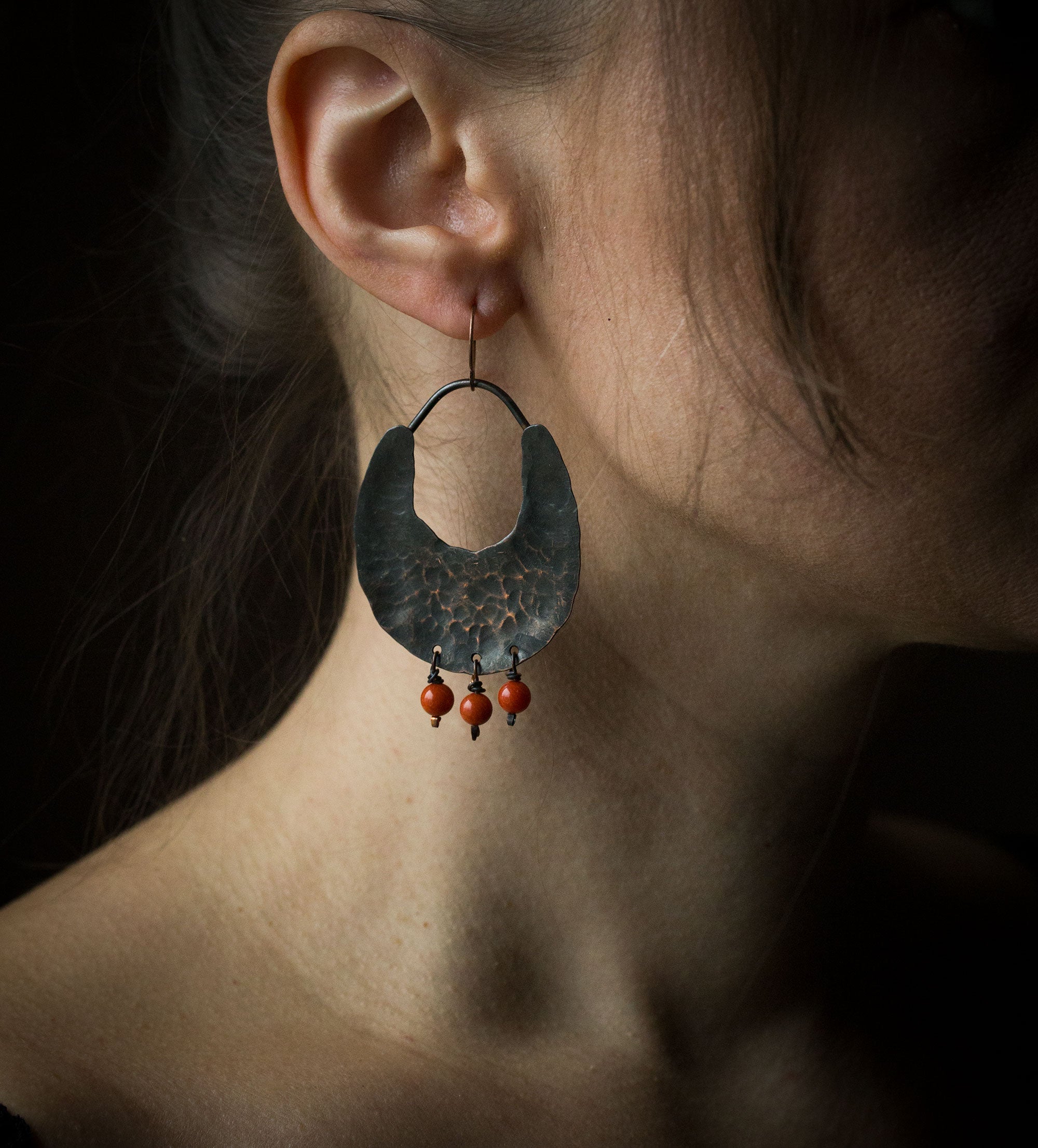 Etniczne miedziane ciemne kolczyki z koralem