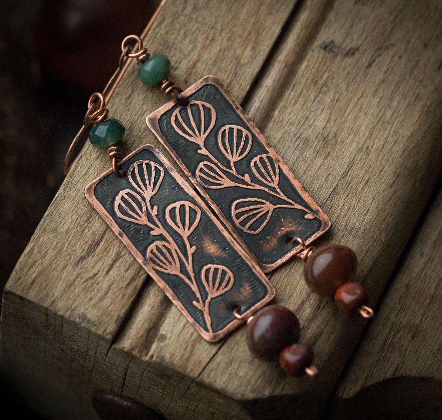 Prostokątne kolczyki z roślinnym rysunkiem, zielonym agatem i jaspisem