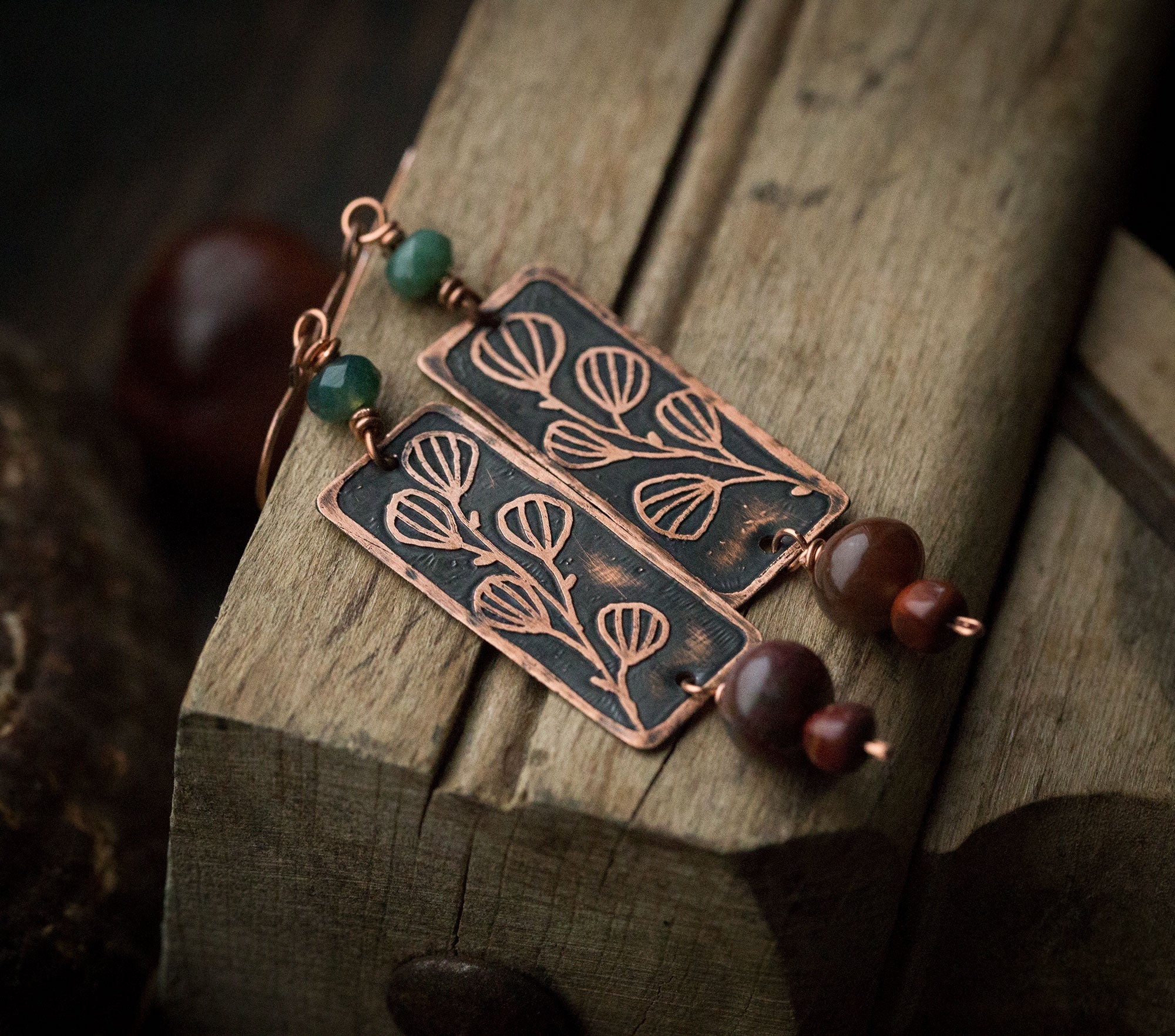 Prostokątne kolczyki z roślinnym rysunkiem, zielonym agatem i jaspisem