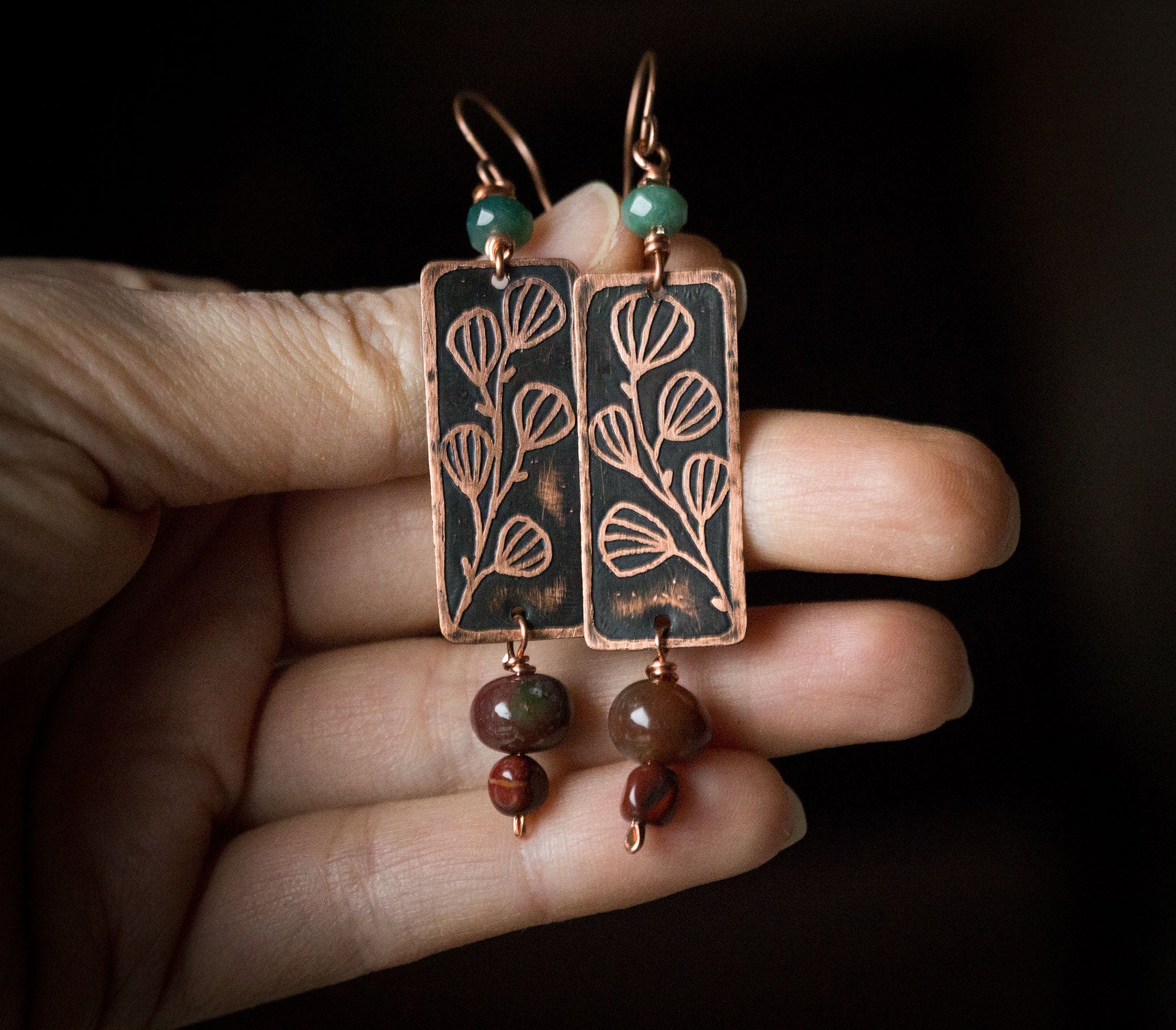 Prostokątne kolczyki z roślinnym rysunkiem, zielonym agatem i jaspisem