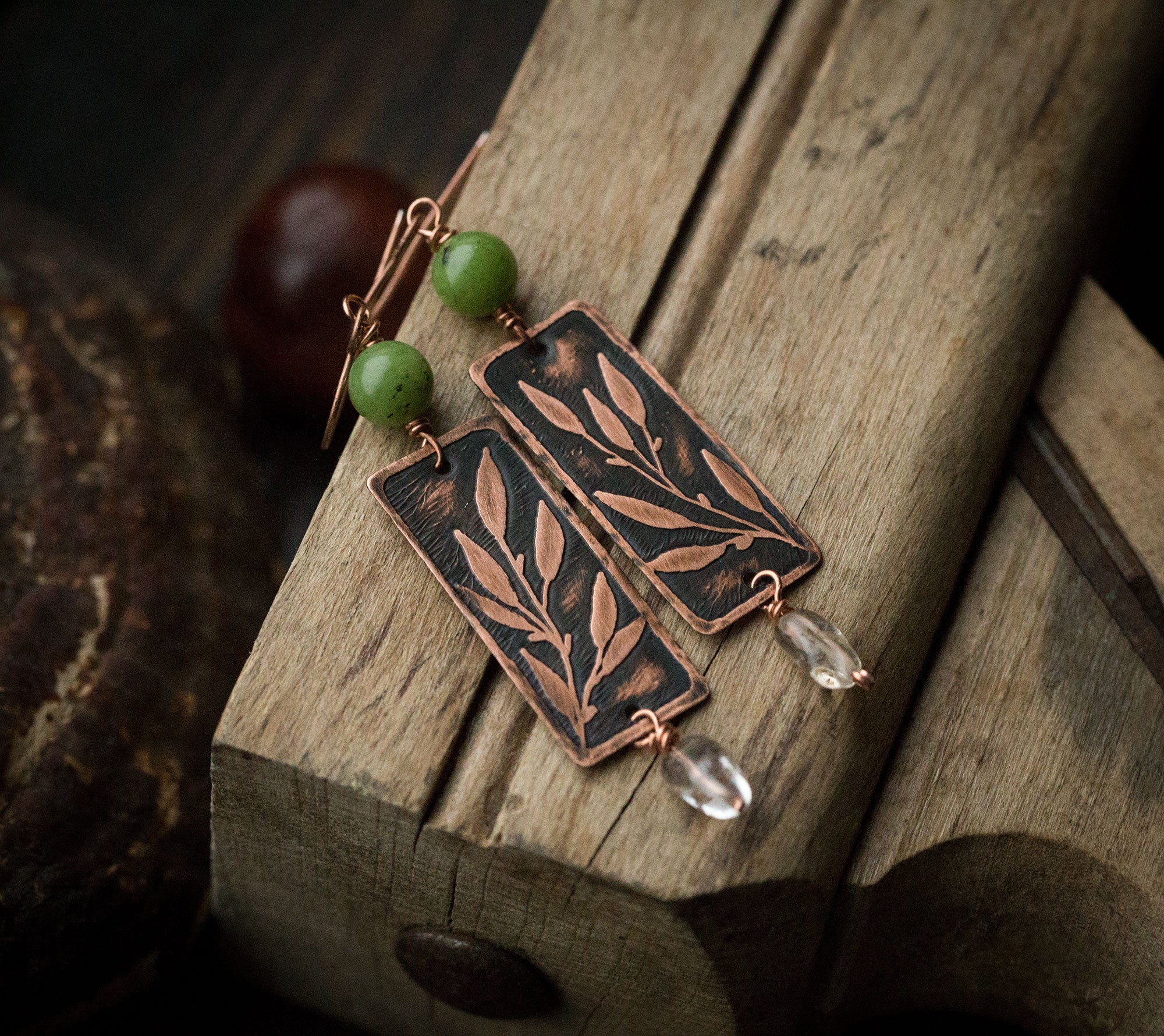 Prostokątne kolczyki z rysunkiem liści, nefrytem i kwarcem