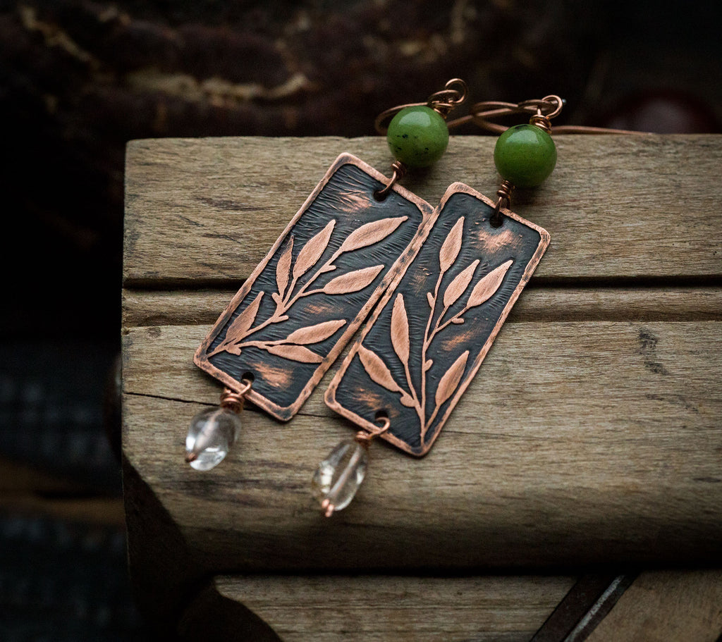 Prostokątne kolczyki z rysunkiem liści, nefrytem i kwarcem