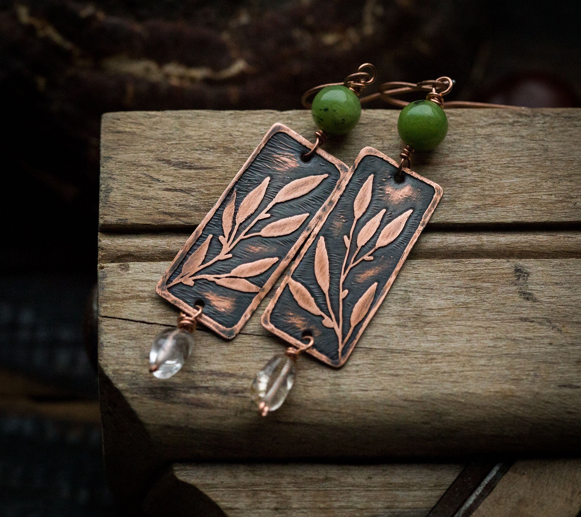 Prostokątne kolczyki z rysunkiem liści, nefrytem i kwarcem