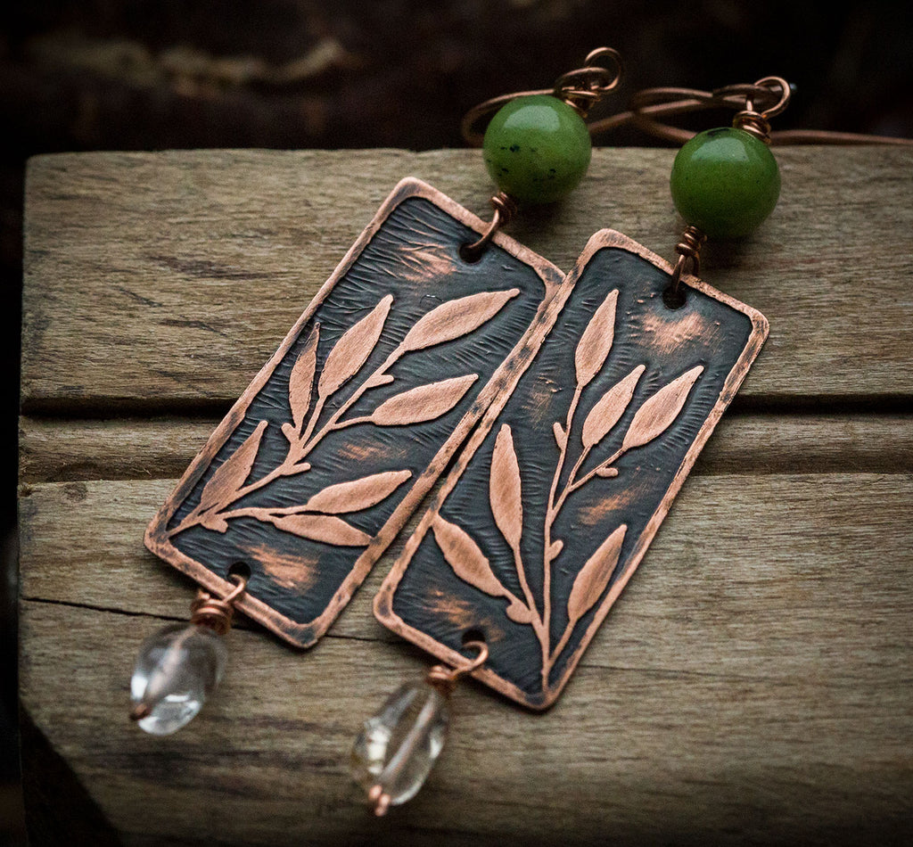 Prostokątne kolczyki z rysunkiem liści, nefrytem i kwarcem