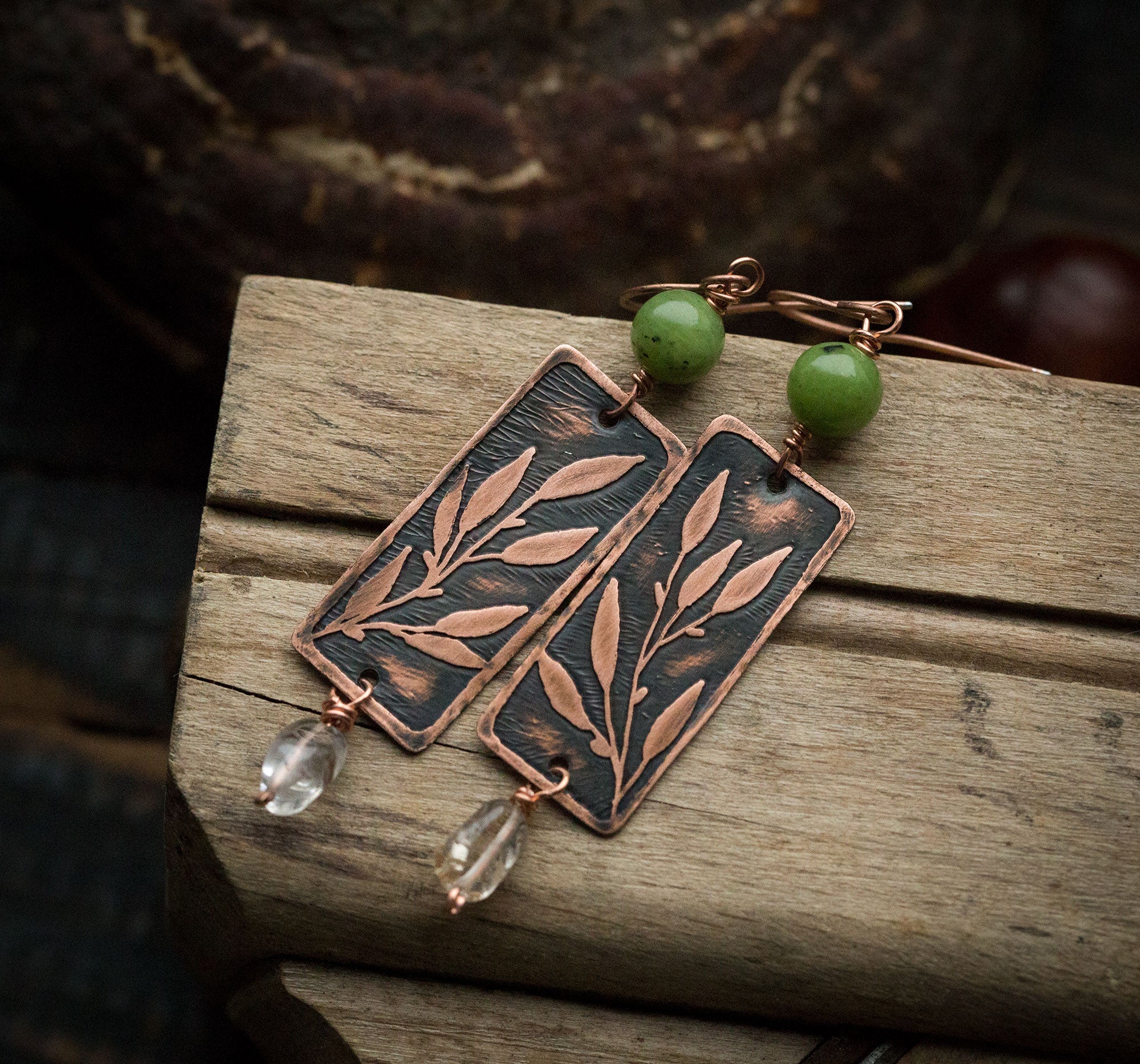 Prostokątne kolczyki z rysunkiem liści, nefrytem i kwarcem