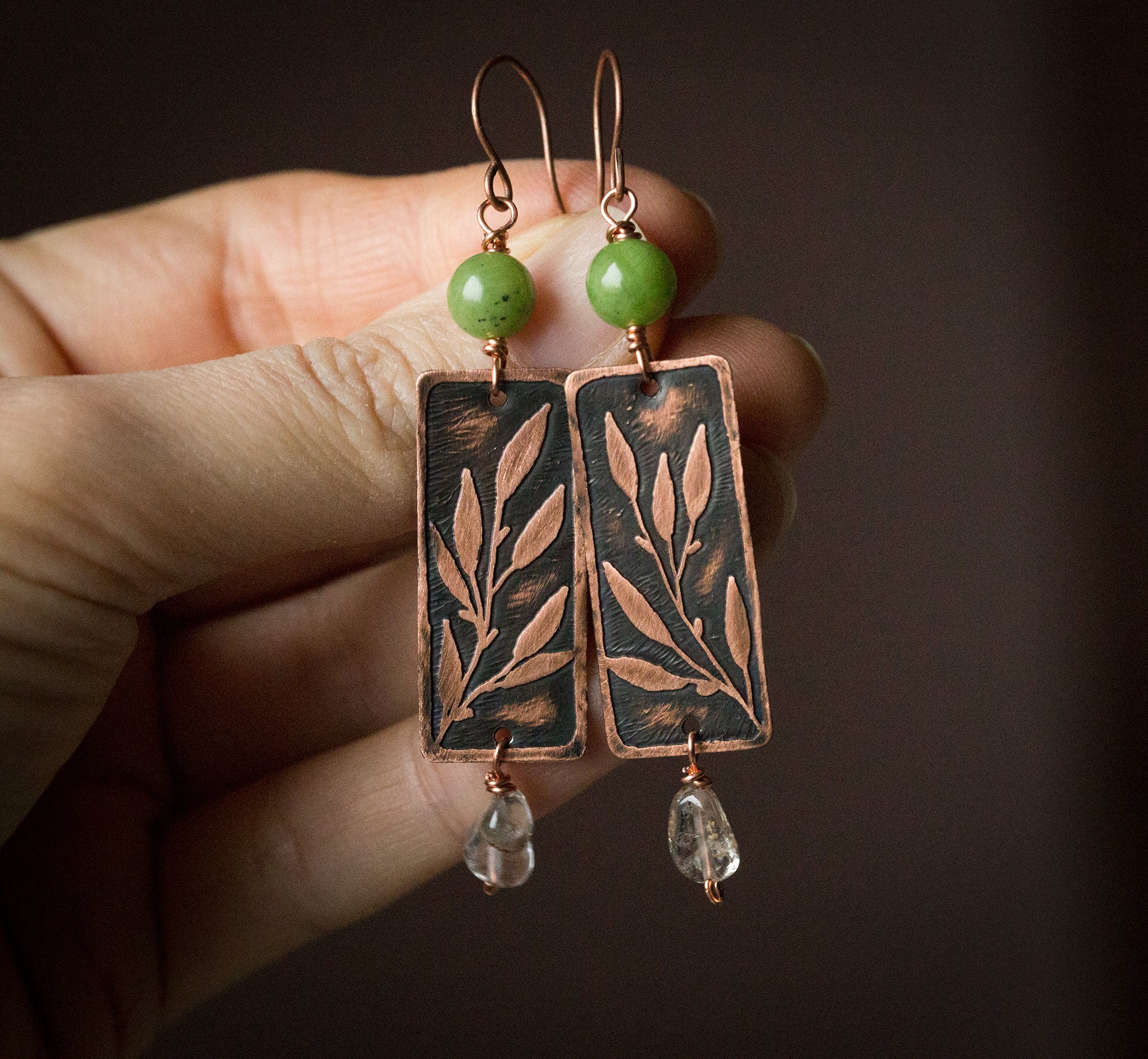 Prostokątne kolczyki z rysunkiem liści, nefrytem i kwarcem
