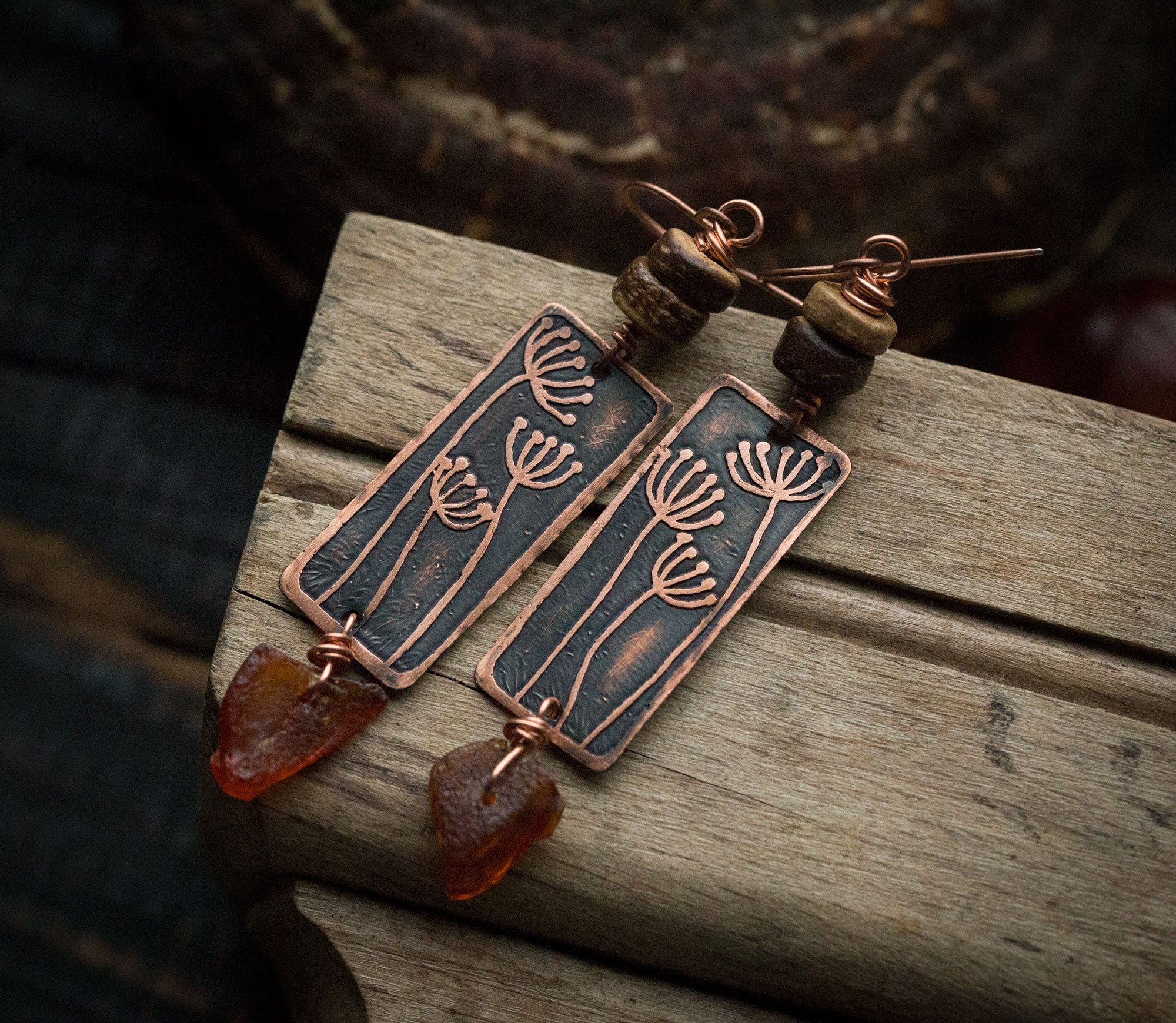 Prostokątne kolczyki z roślinnym rysunkiem i bursztynem bałtyckim