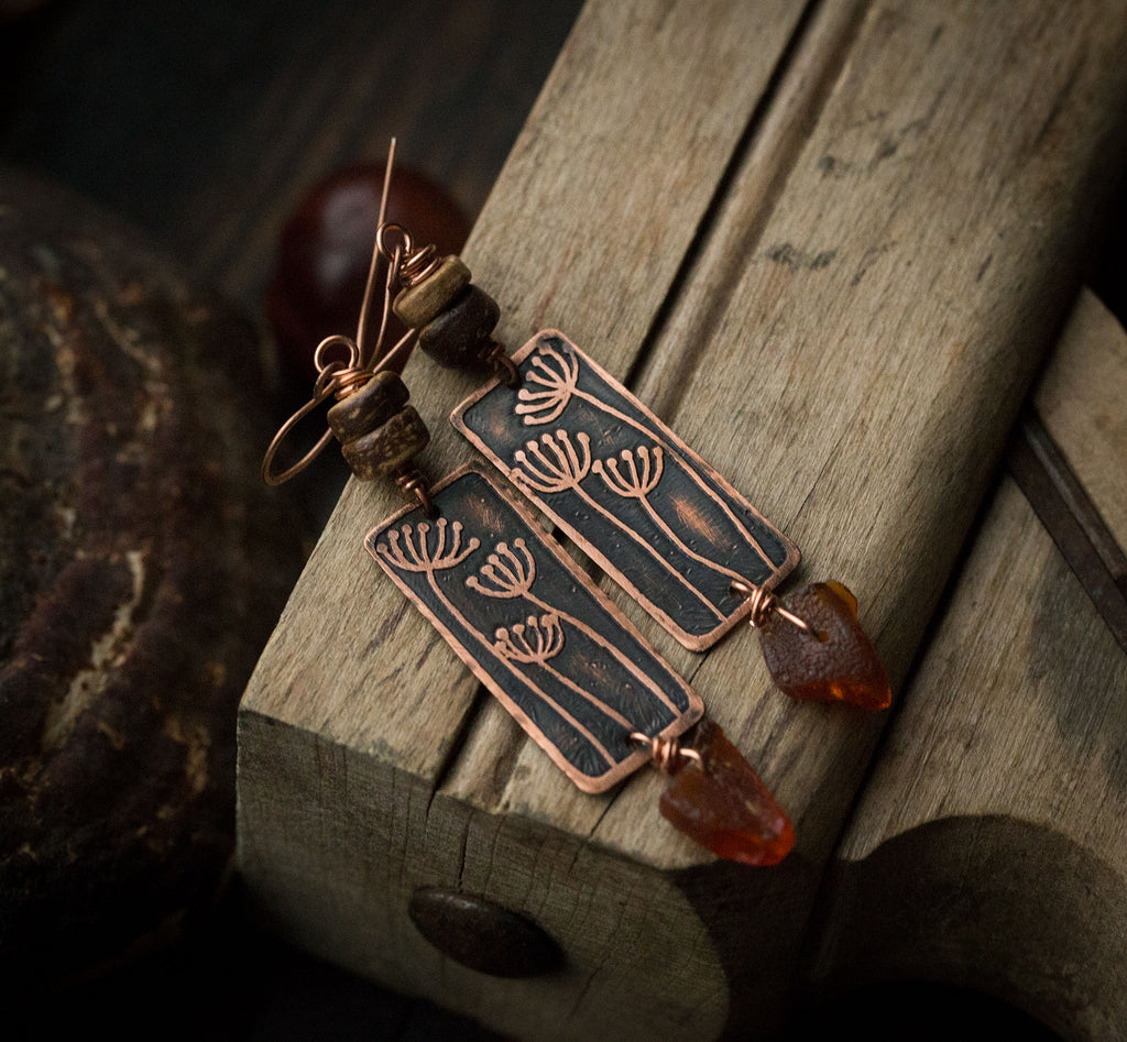 Prostokątne kolczyki z roślinnym rysunkiem i bursztynem bałtyckim