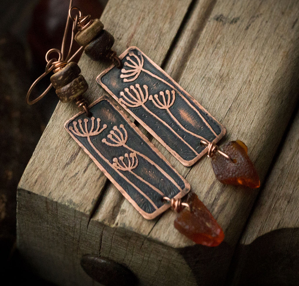 Prostokątne kolczyki z roślinnym rysunkiem i bursztynem bałtyckim