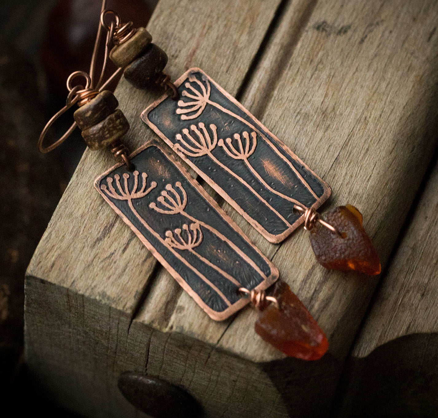 Prostokątne kolczyki z roślinnym rysunkiem i bursztynem bałtyckim