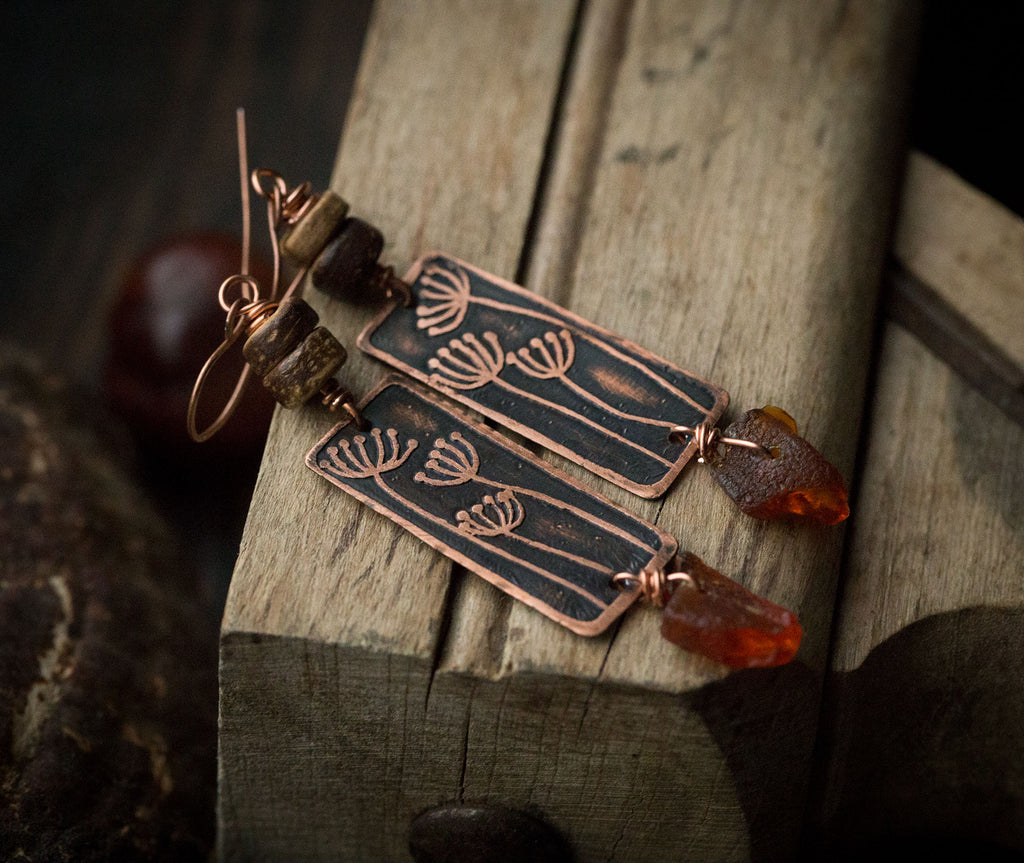 Prostokątne kolczyki z roślinnym rysunkiem i bursztynem bałtyckim