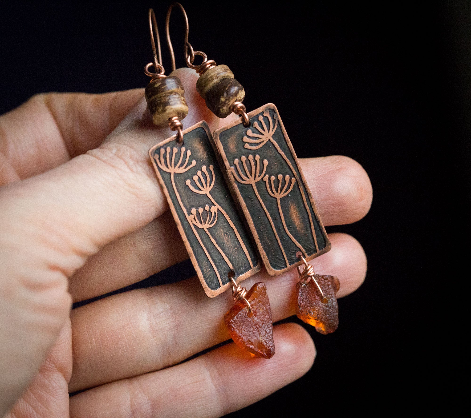 Prostokątne kolczyki z roślinnym rysunkiem i bursztynem bałtyckim