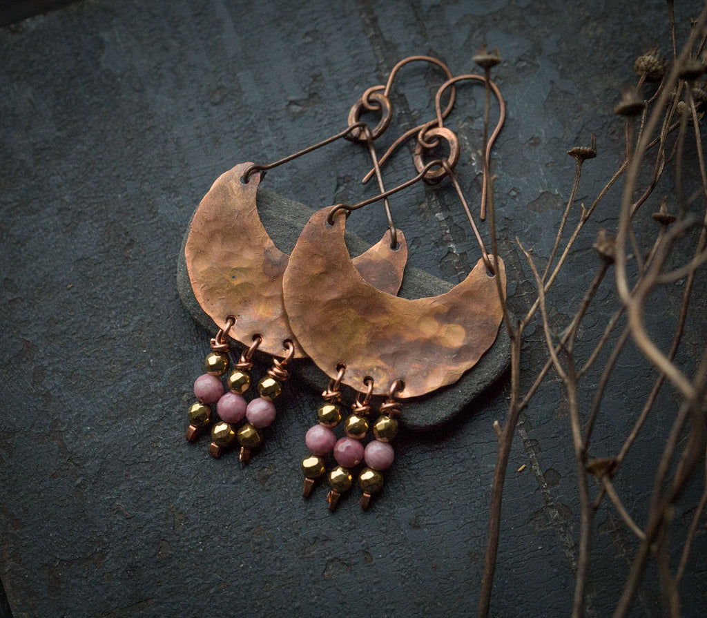Etniczne kolczyki z fakturowanej miedzi z różowym rodonitem