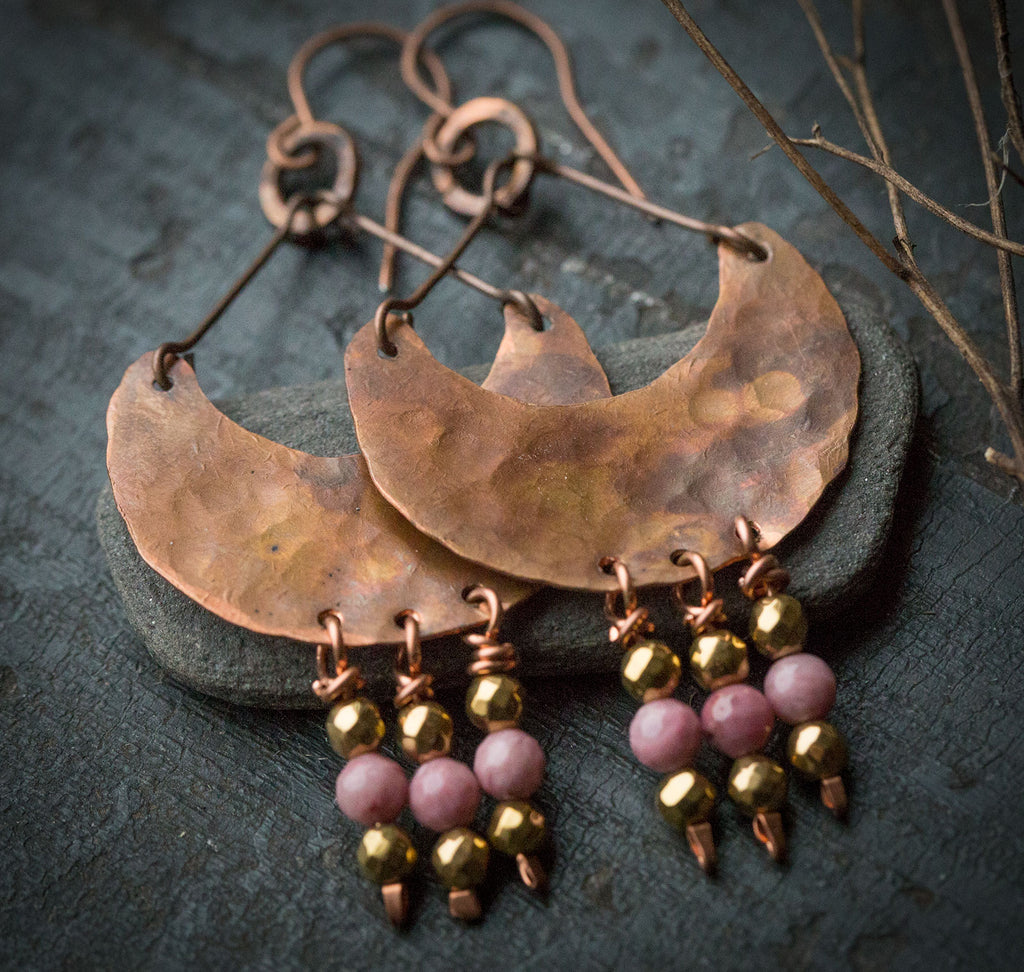 Etniczne kolczyki z fakturowanej miedzi z różowym rodonitem