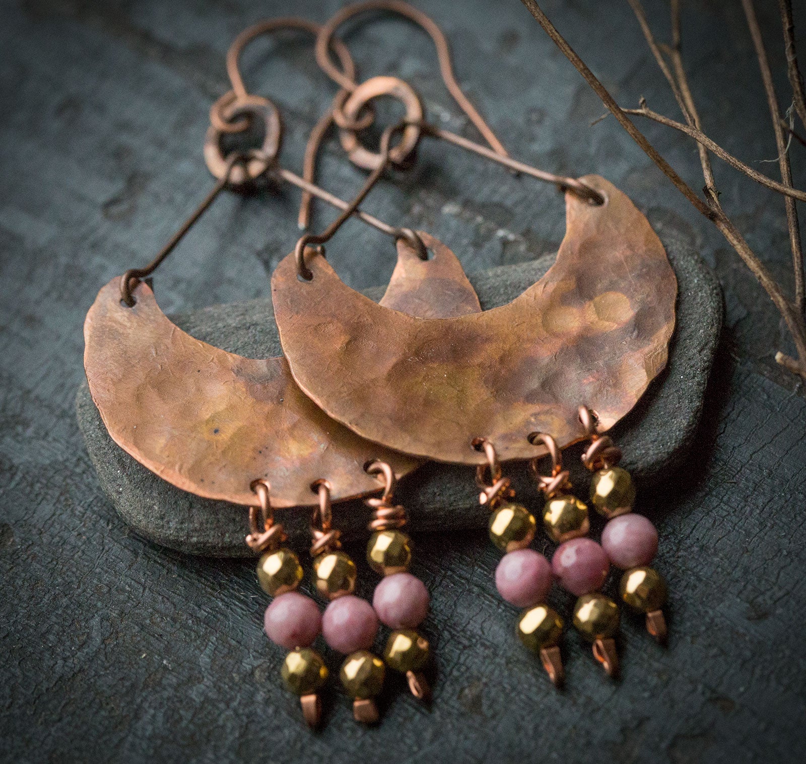 Etniczne kolczyki z fakturowanej miedzi z różowym rodonitem