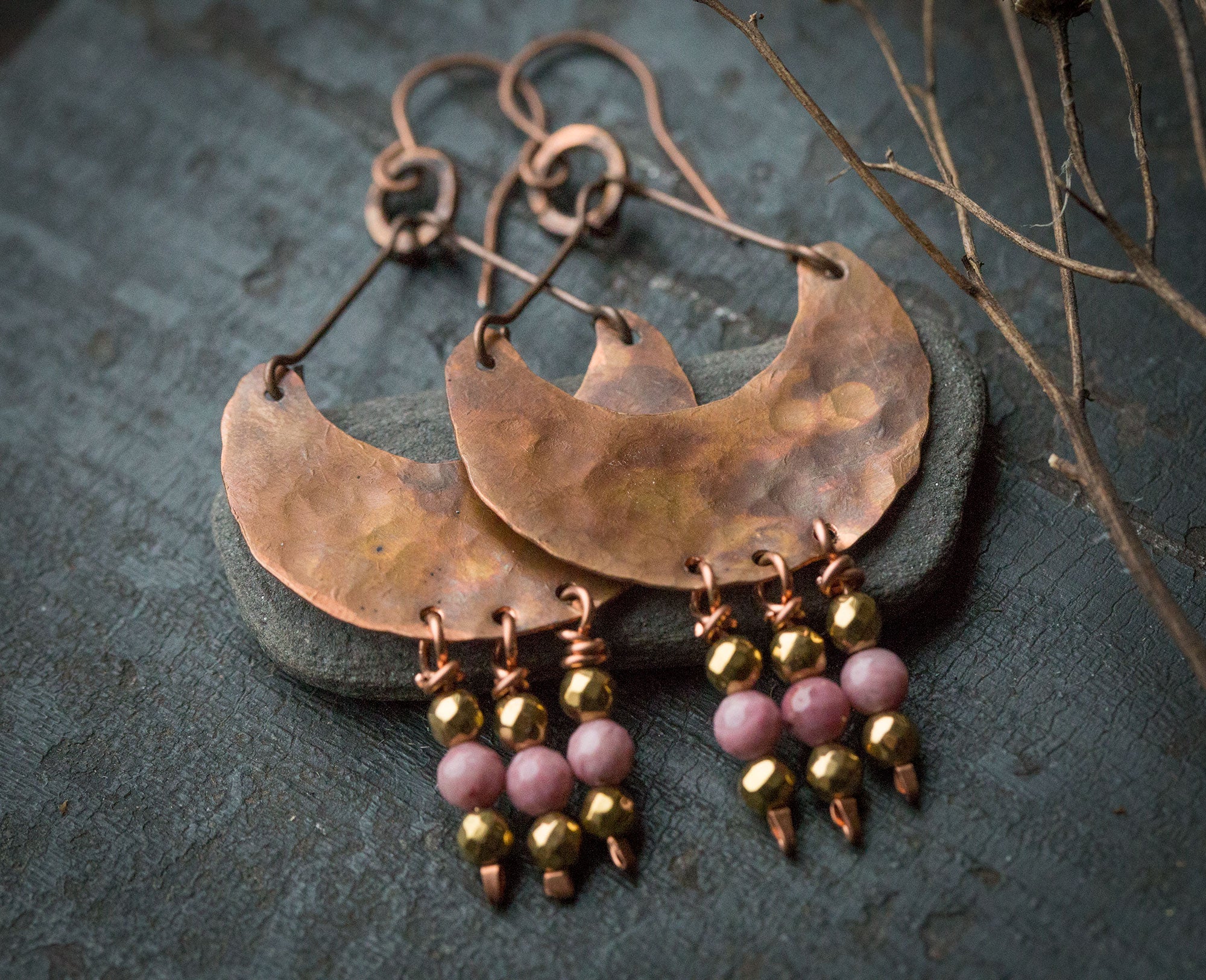 Etniczne kolczyki z fakturowanej miedzi z różowym rodonitem