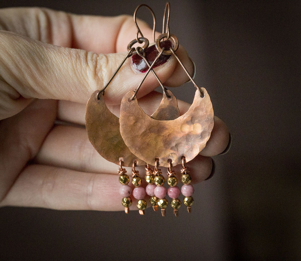 Etniczne kolczyki z fakturowanej miedzi z różowym rodonitem