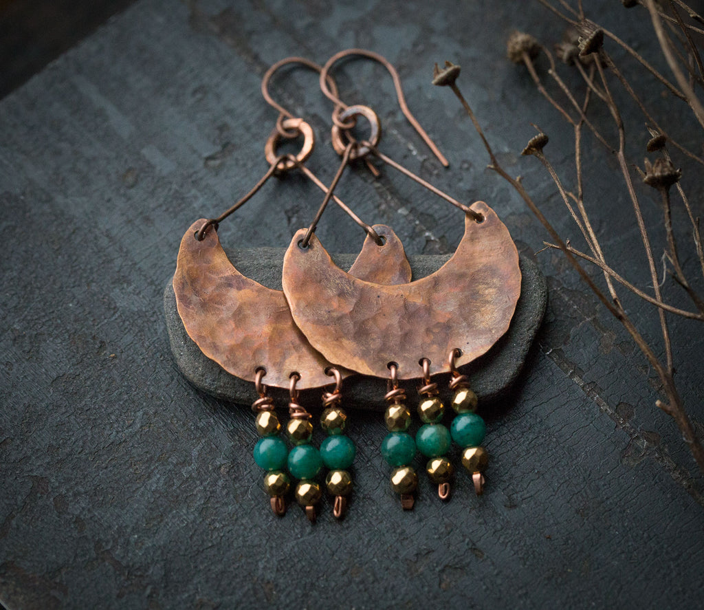 Etniczne kolczyki z fakturowanej miedzi z turkusowym amazonitem