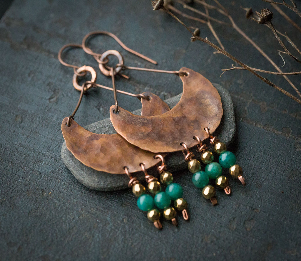 Etniczne kolczyki z fakturowanej miedzi z turkusowym amazonitem