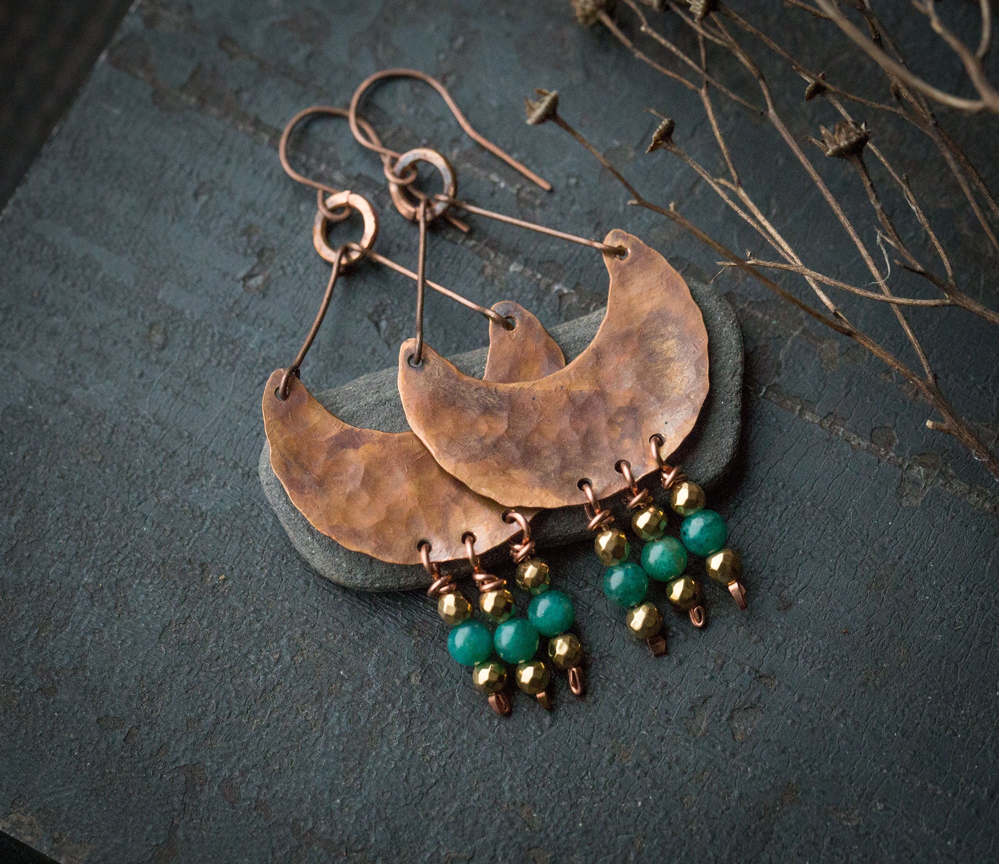 Etniczne kolczyki z fakturowanej miedzi z turkusowym amazonitem