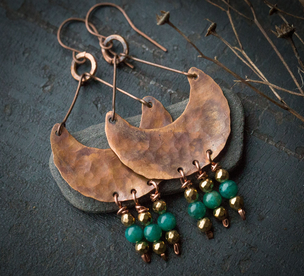 Etniczne kolczyki z fakturowanej miedzi z turkusowym amazonitem