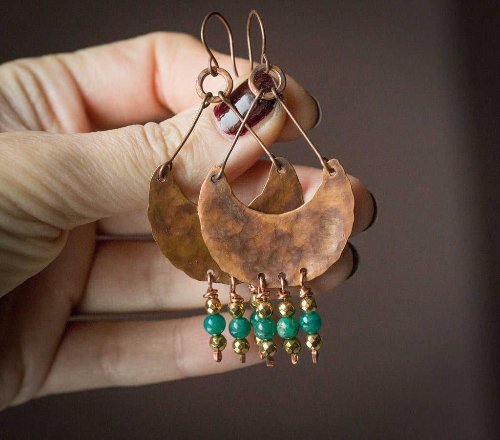 Etniczne kolczyki z fakturowanej miedzi z turkusowym amazonitem