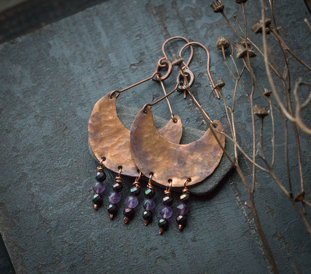 Etniczne kolczyki z fakturowanej miedzi z ametystem