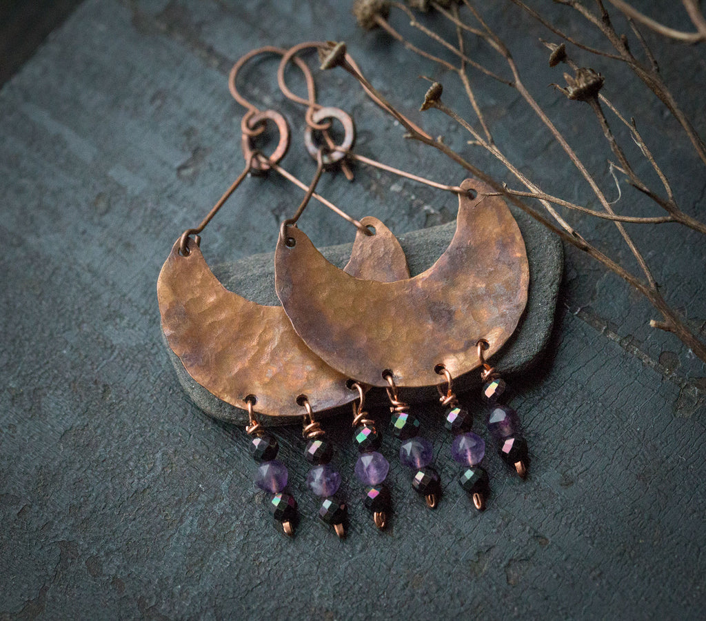 Etniczne kolczyki z fakturowanej miedzi z ametystem