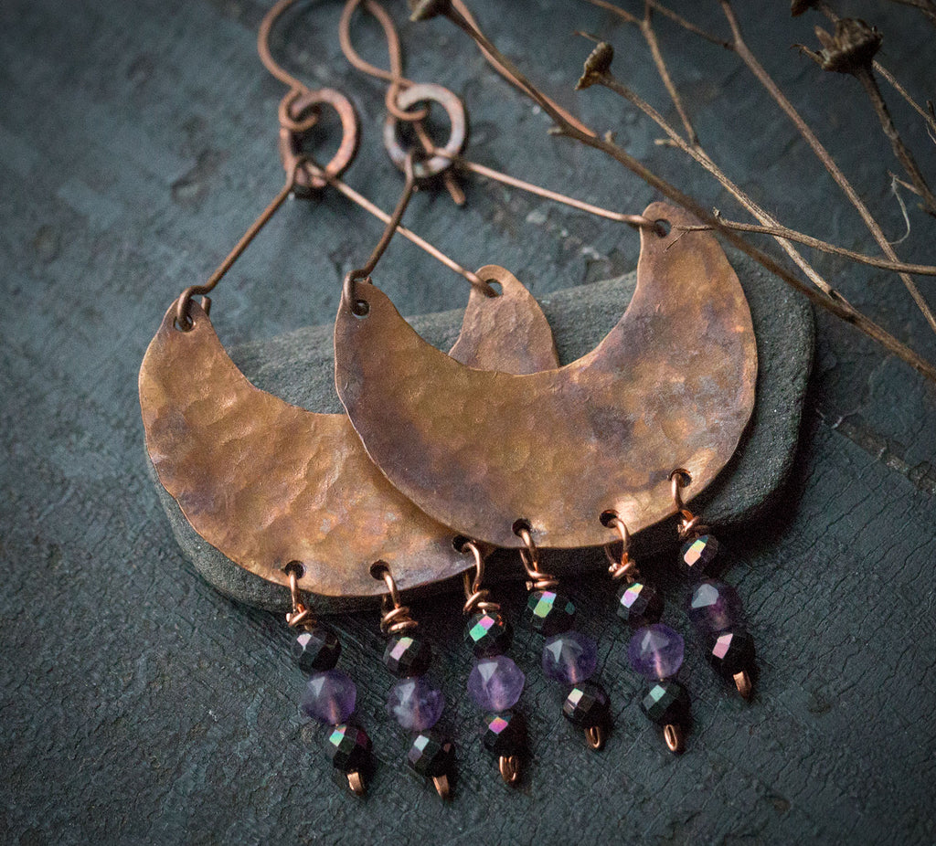 Etniczne kolczyki z fakturowanej miedzi z ametystem