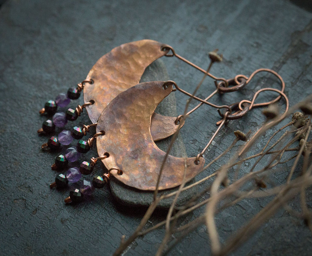 Etniczne kolczyki z fakturowanej miedzi z ametystem