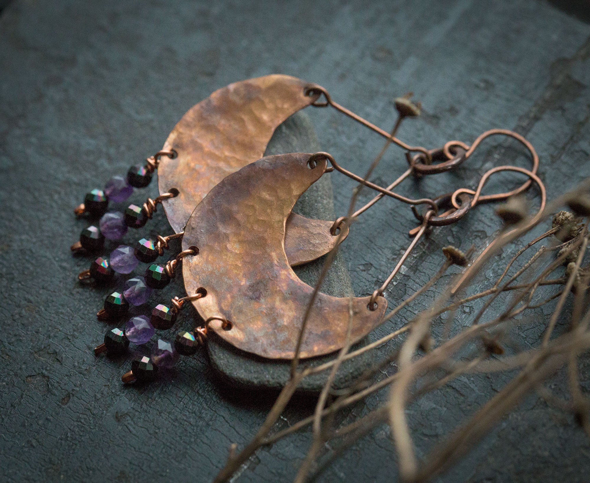 Etniczne kolczyki z fakturowanej miedzi z ametystem