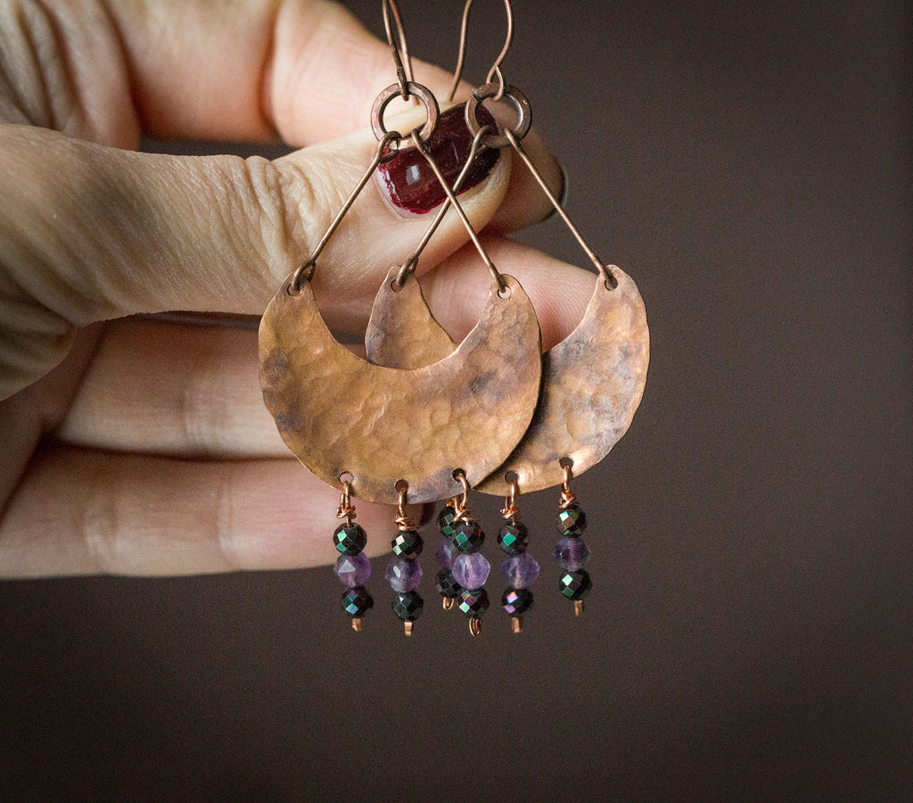 Etniczne kolczyki z fakturowanej miedzi z ametystem