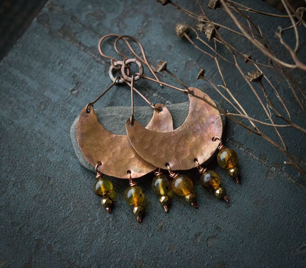 Etniczne kolczyki z fakturowanej miedzi z bursztynem