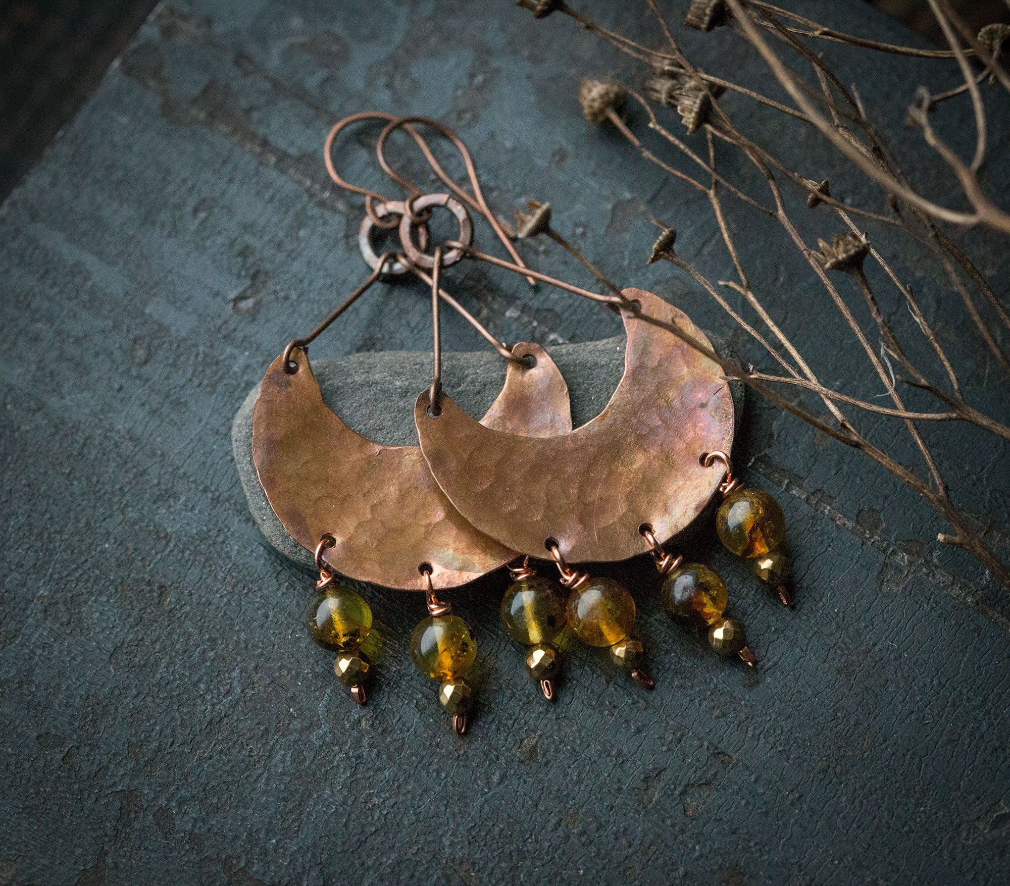 Etniczne kolczyki z fakturowanej miedzi z bursztynem