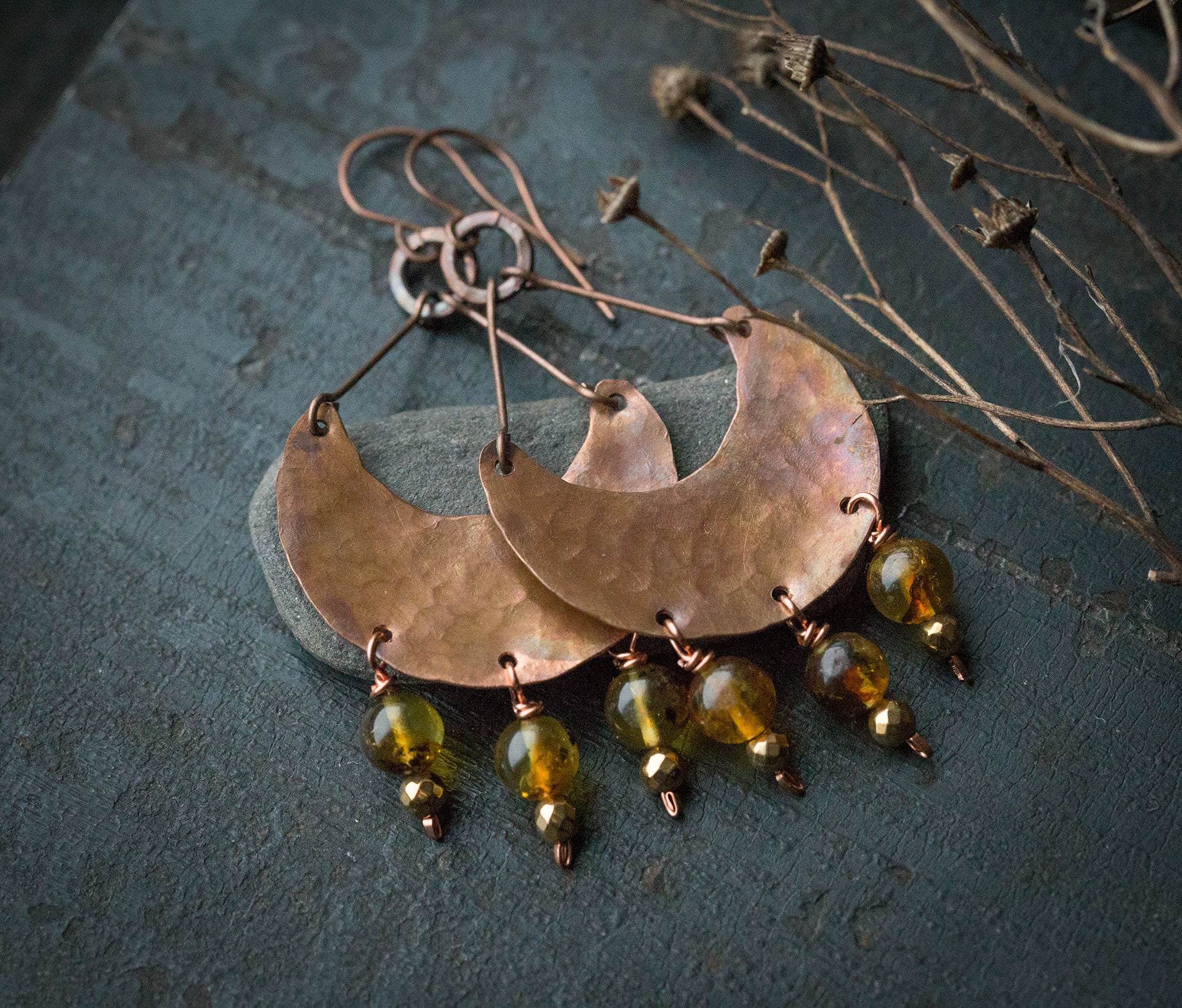 Etniczne kolczyki z fakturowanej miedzi z bursztynem