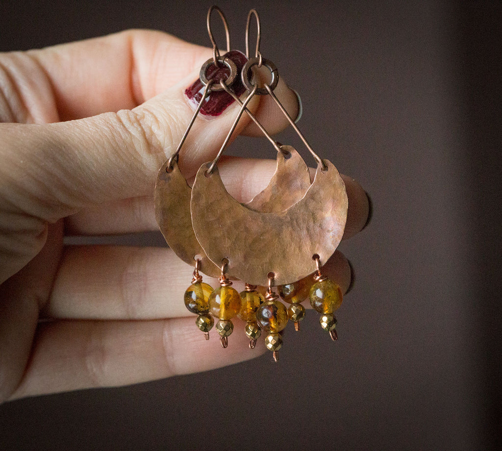 Etniczne kolczyki z fakturowanej miedzi z bursztynem