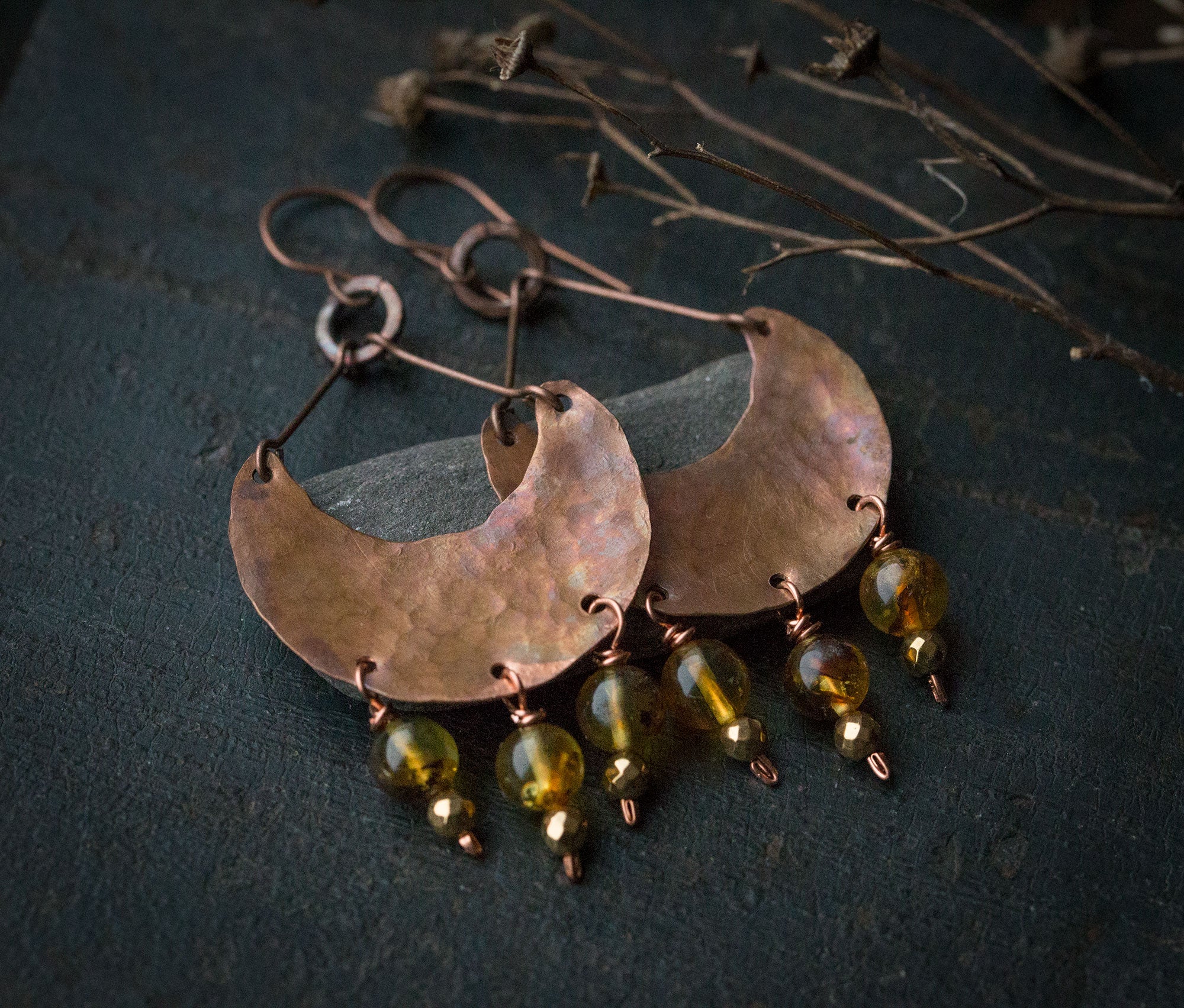 Etniczne kolczyki z fakturowanej miedzi z bursztynem