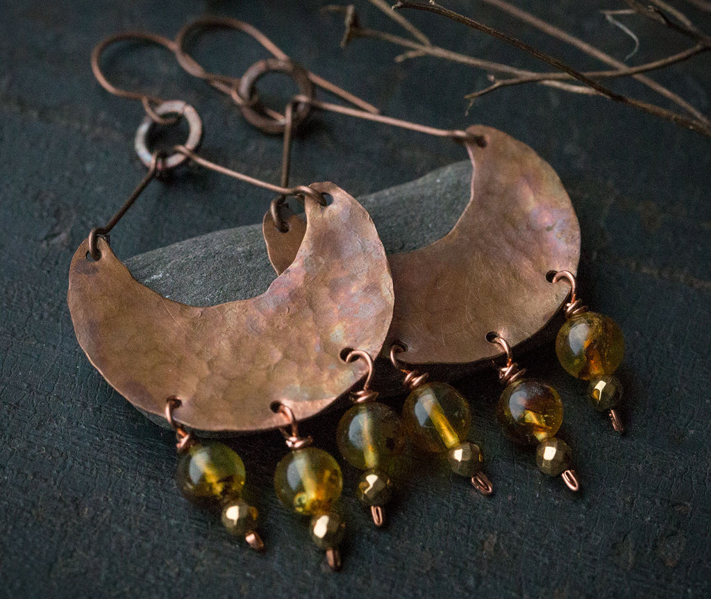 Etniczne kolczyki z fakturowanej miedzi z bursztynem