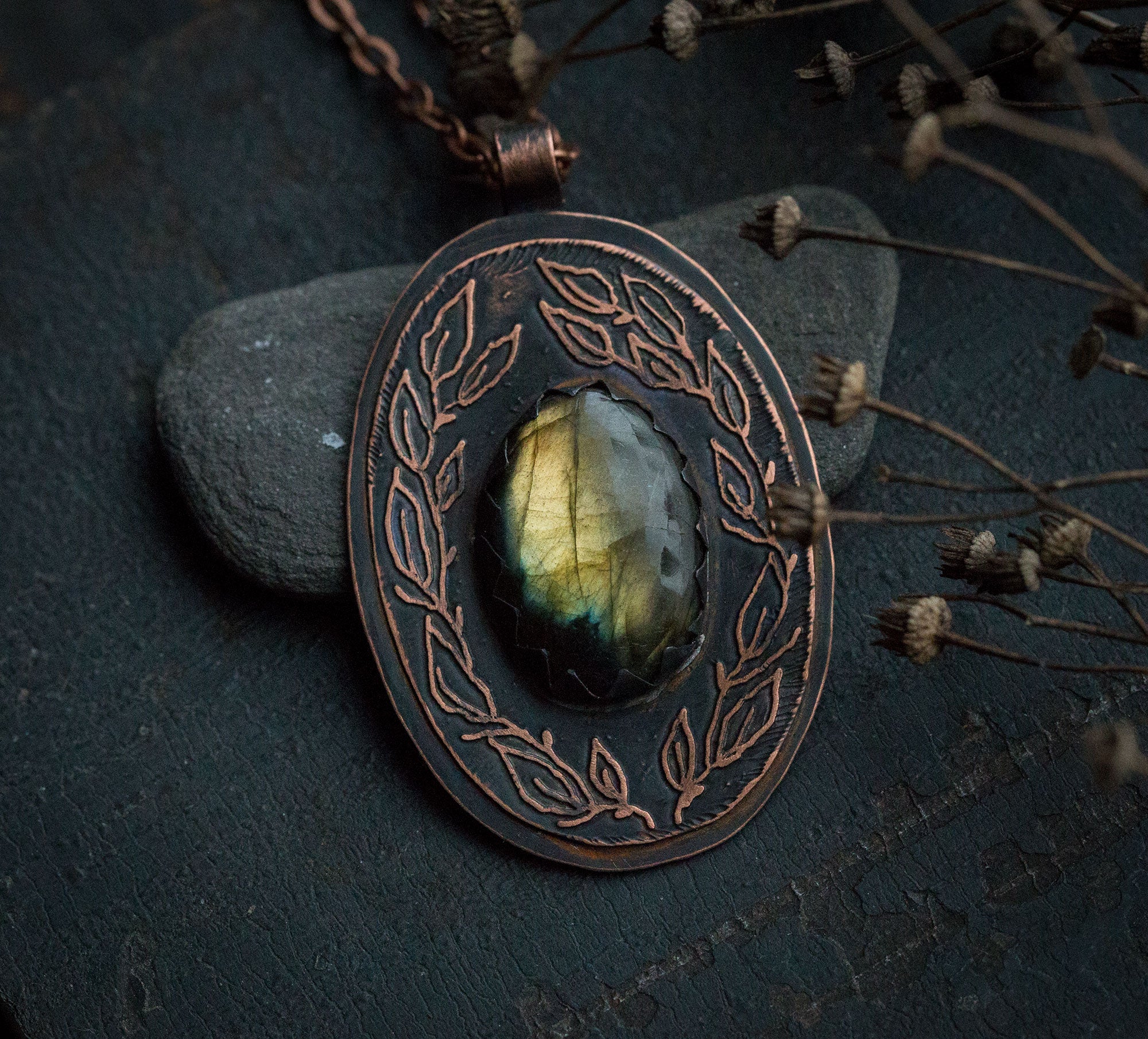 Wisior z labradorytem i rysunkiem liści