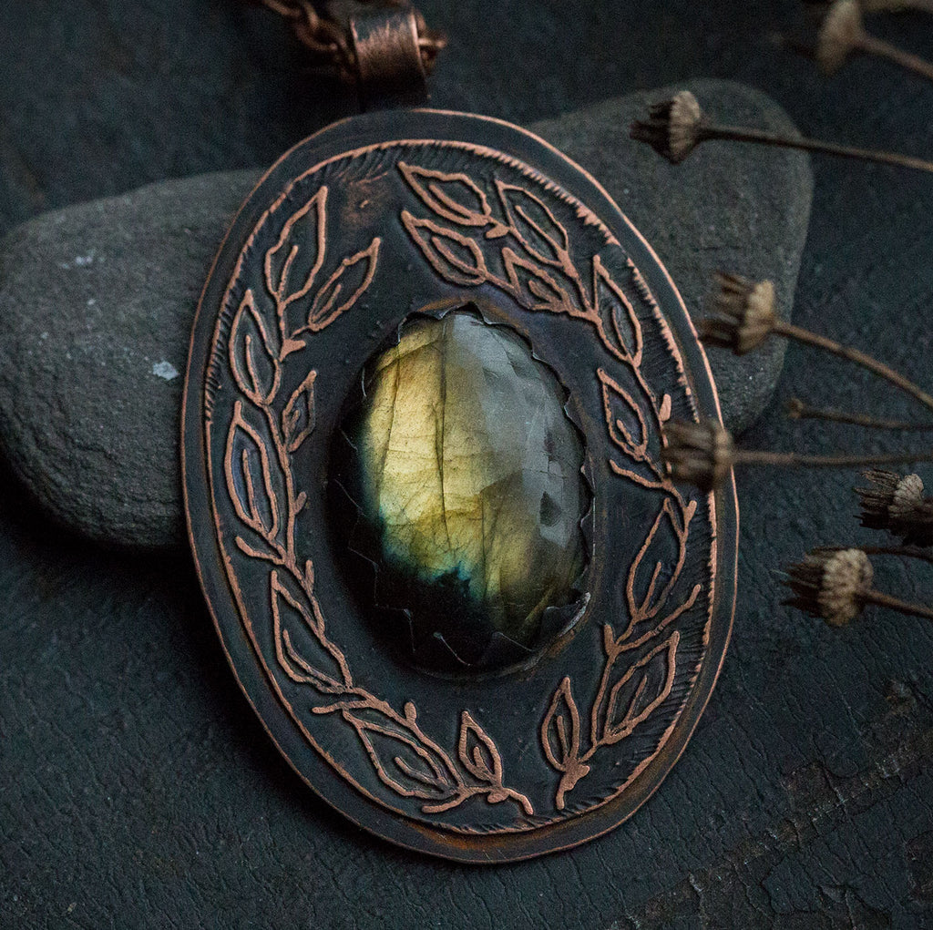 Wisior z labradorytem i rysunkiem liści